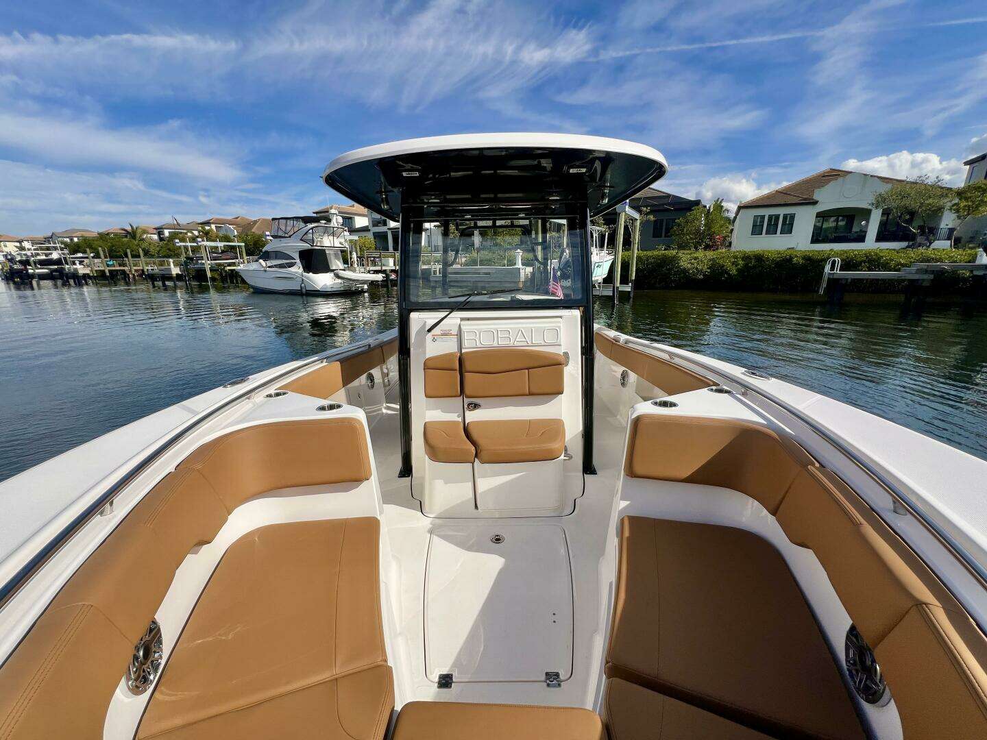 2025 Robalo R302 Center Console - Image 21