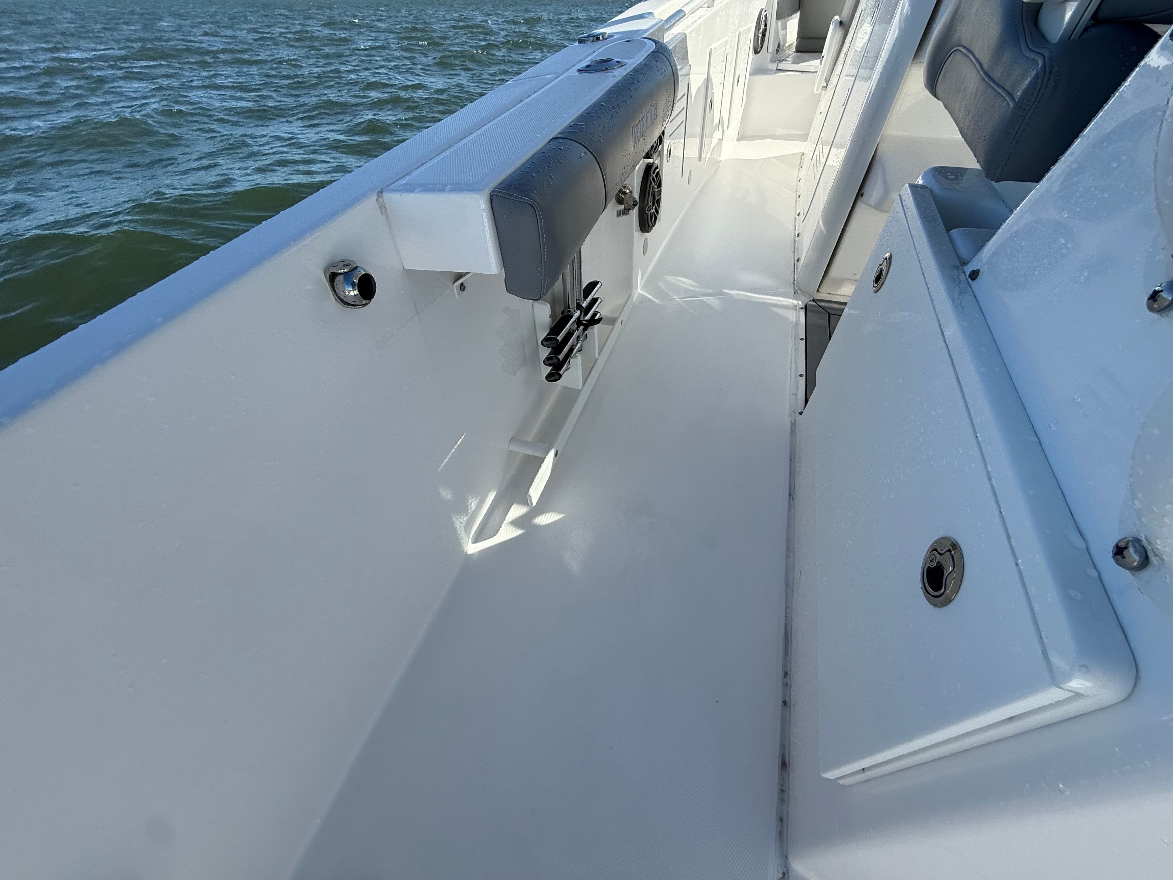2021 EVERGLADES 365 CC - Image 29