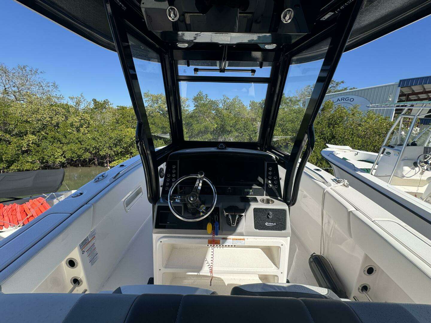 2023 Robalo R270 Center Console - Image 18