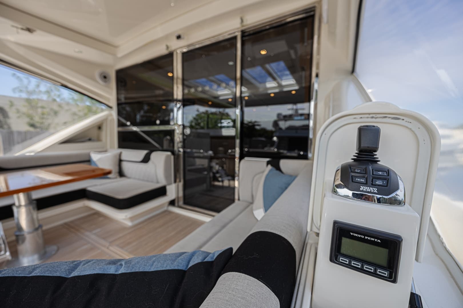 2021 Riviera 6000 Motor Yacht - Image 9