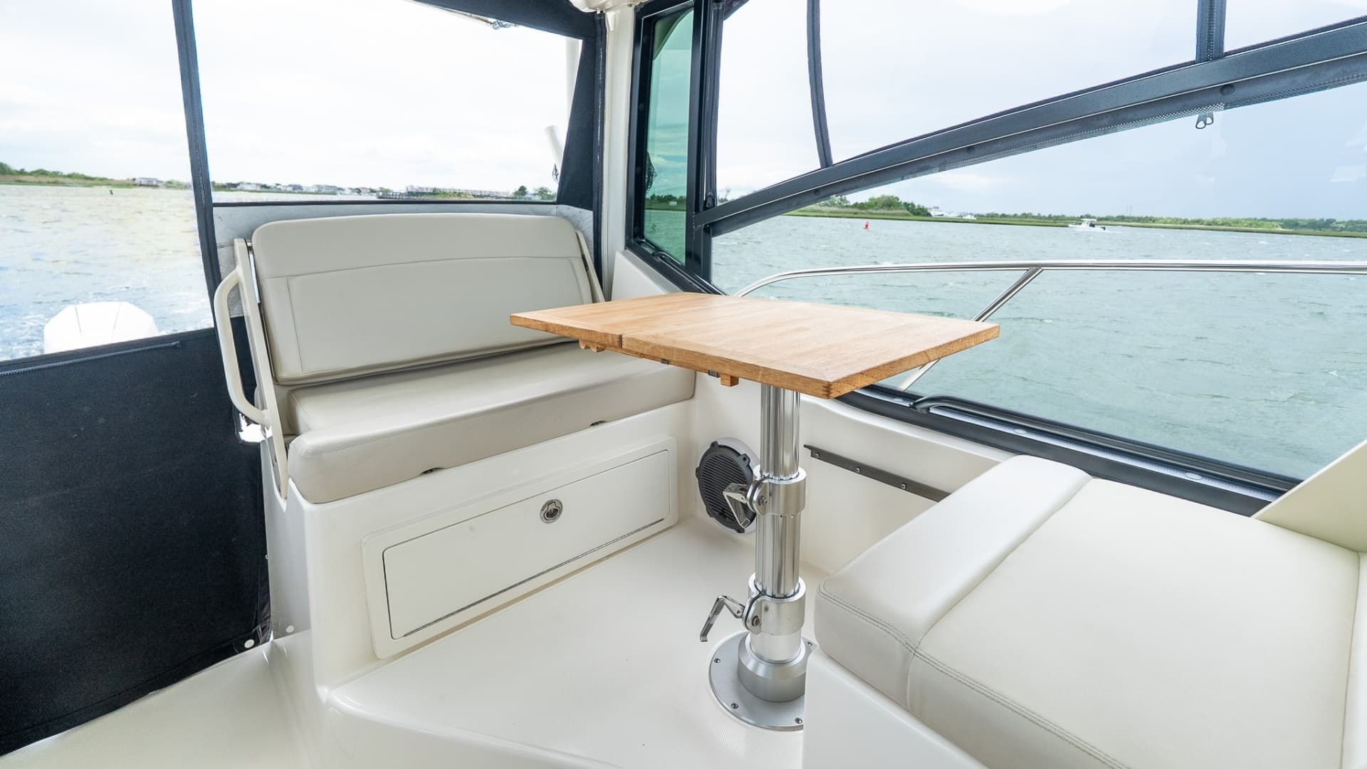 2020 Boston Whaler 325 Conquest - Image 23