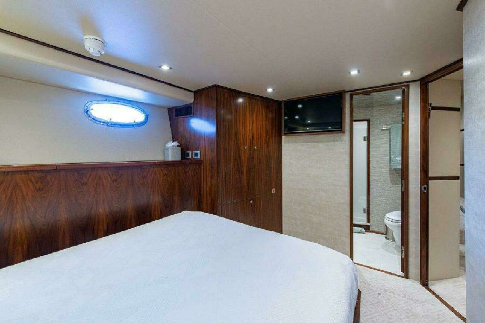 2018 Viking Enclosed Flybridge - Image 39