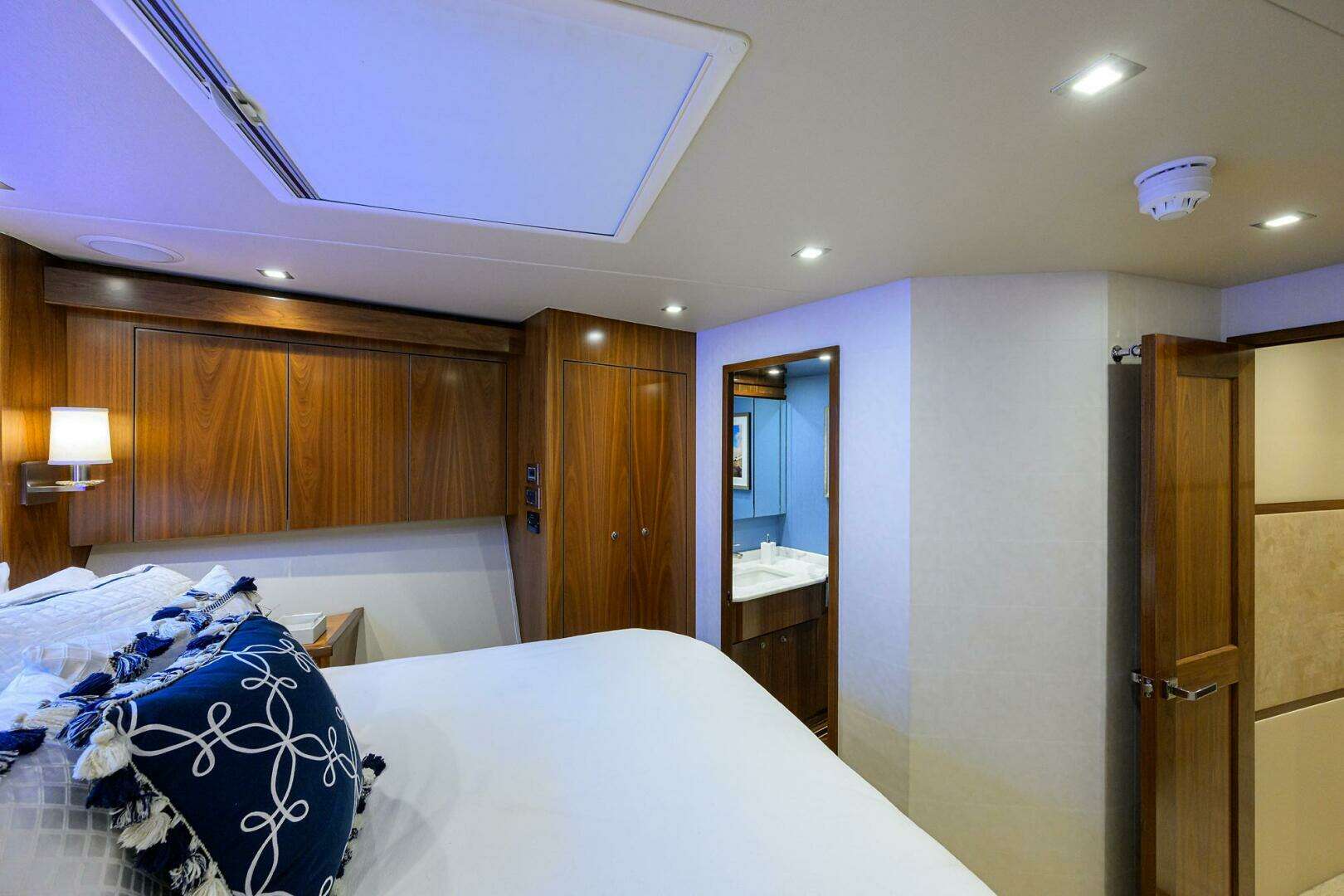 2020 Viking 92 Enclosed Bridge - Image 19