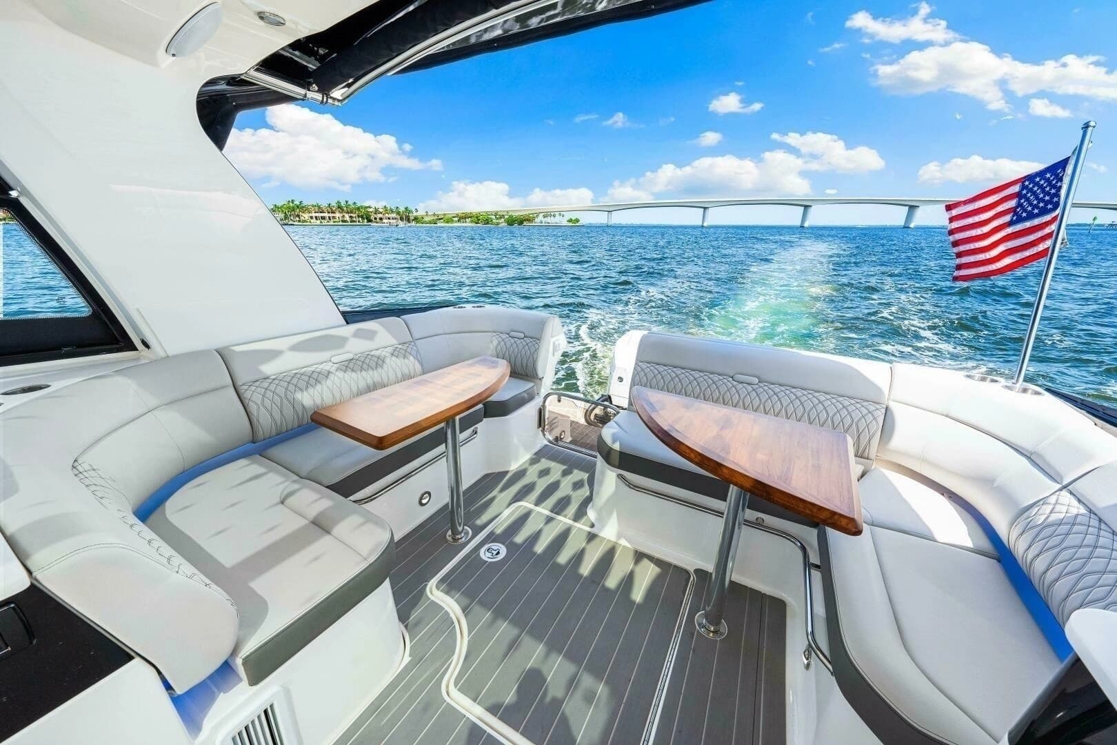 2022 Sea Ray 370 Sundancer - Image 4