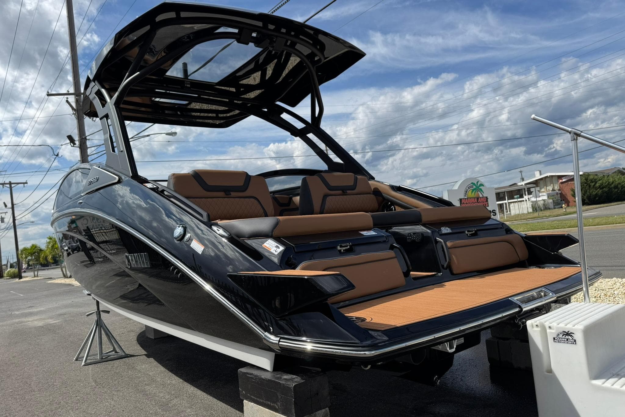 2026 Yamaha Boats 275SD, sleek black design, luxurious seating, outdoor display.