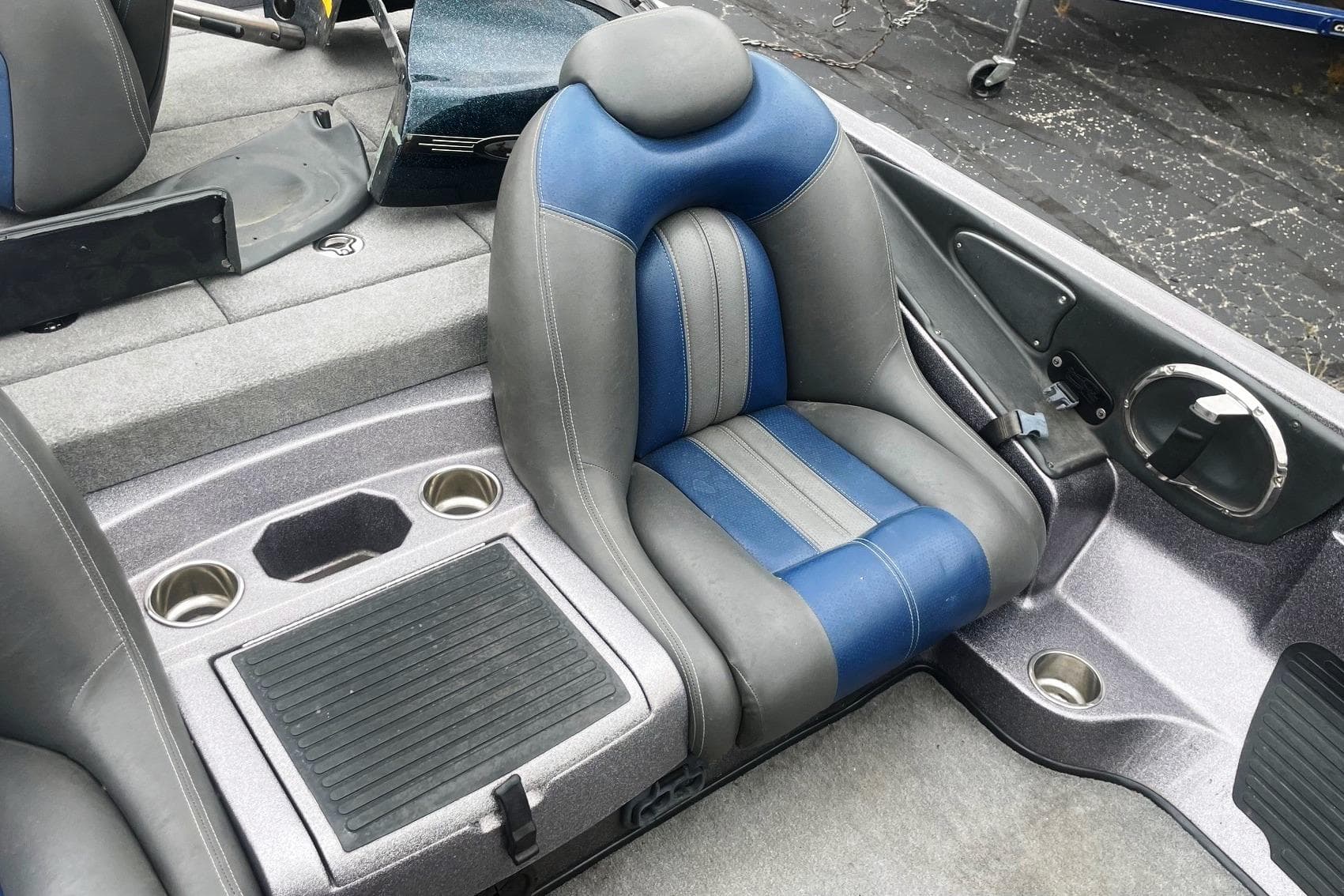2010 Ranger Z520 Comanche boat interior with blue and gray seating and cup holders.