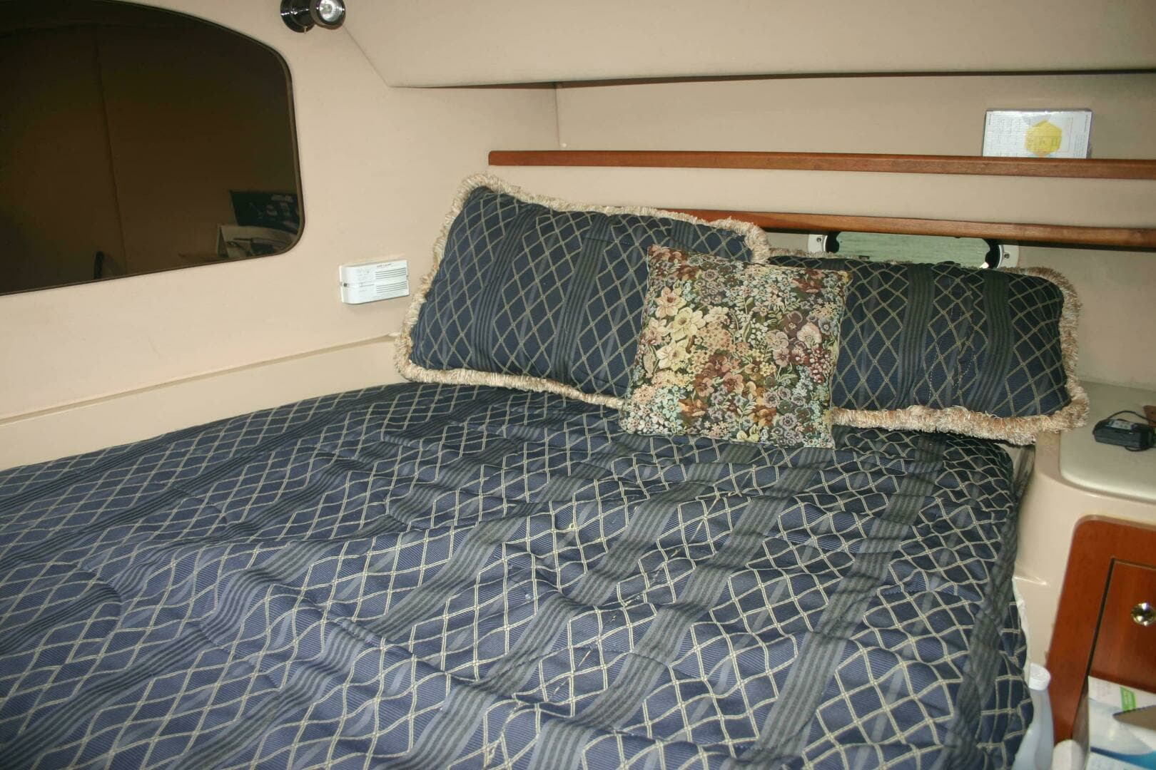 2001 Cruisers Yachts 3750 Motor Yacht - Image 5