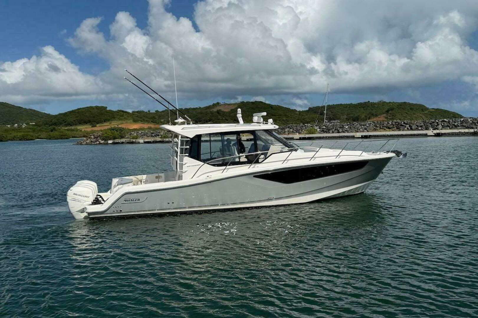 2021 Boston Whaler 405 Conquest - Image 2