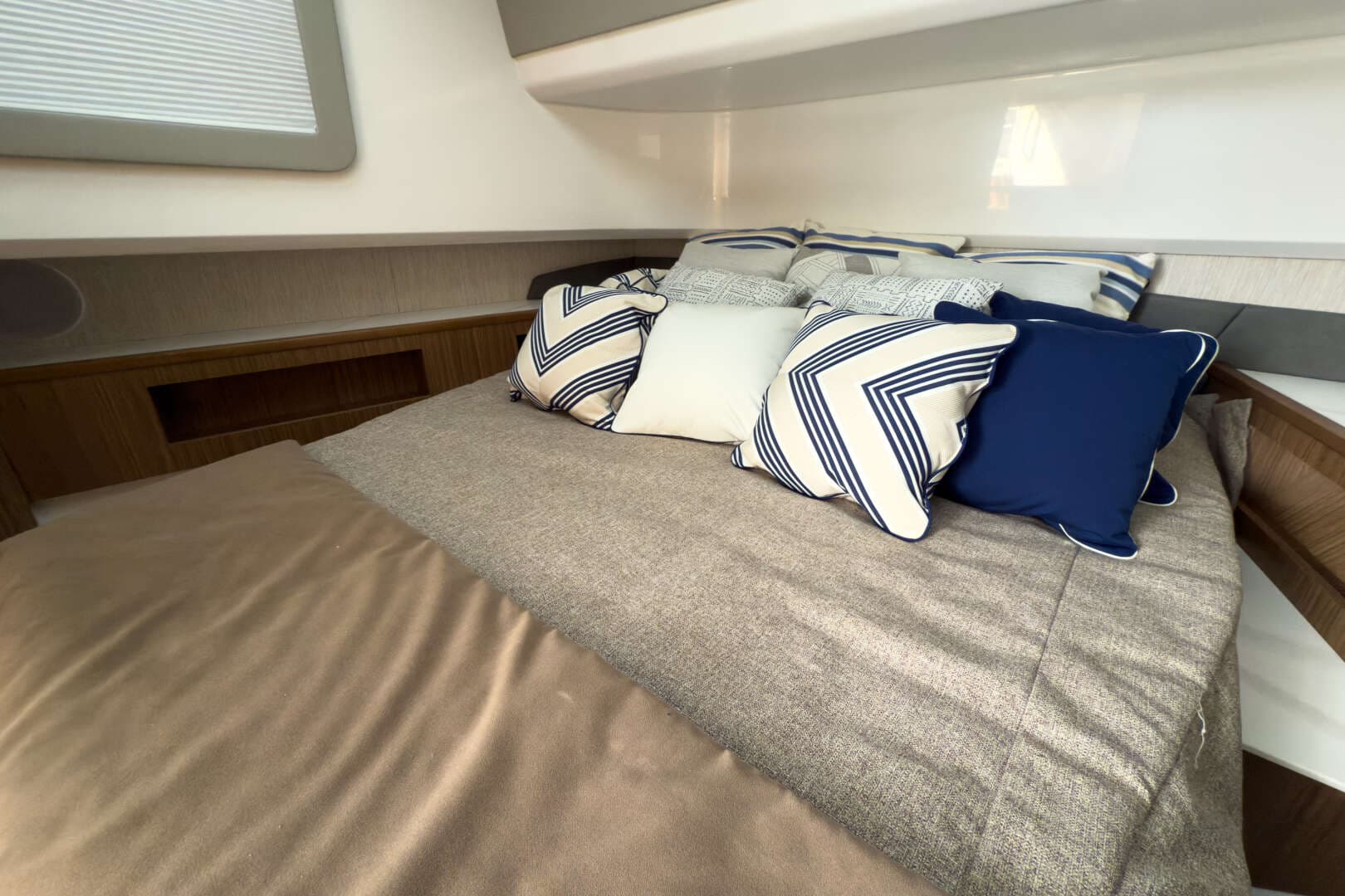 2026 Cruisers Yachts 50GLS OB - Image 28