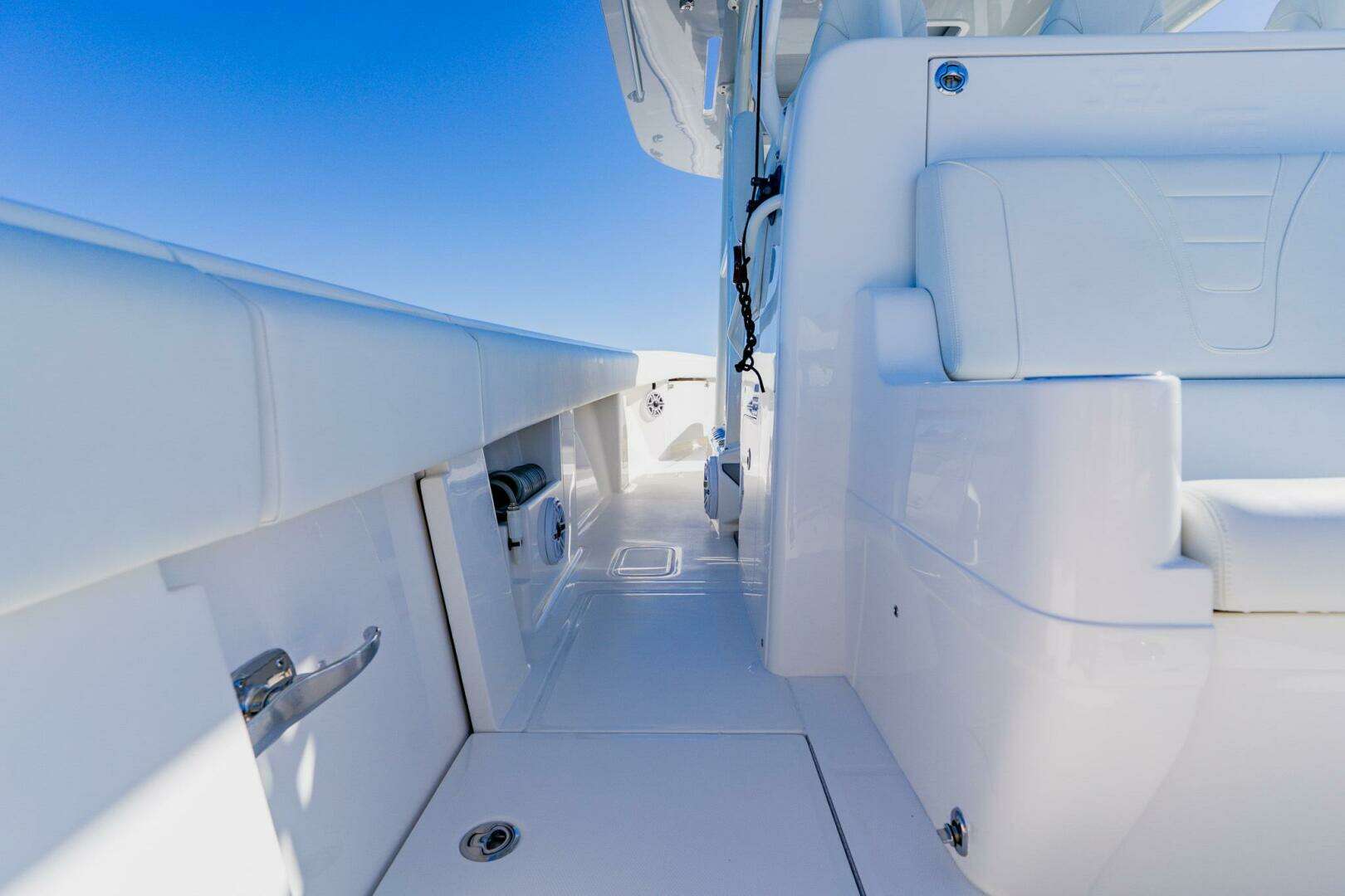 2025 SeaVee 370z - Image 43
