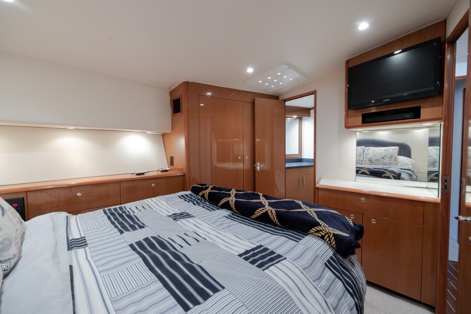 2000 Viking 55 Convertible - Image 34