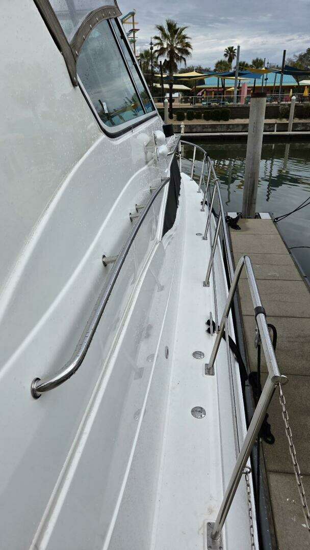 2000 Cruisers Yachts 4450 Express Motor Yacht - Image 8
