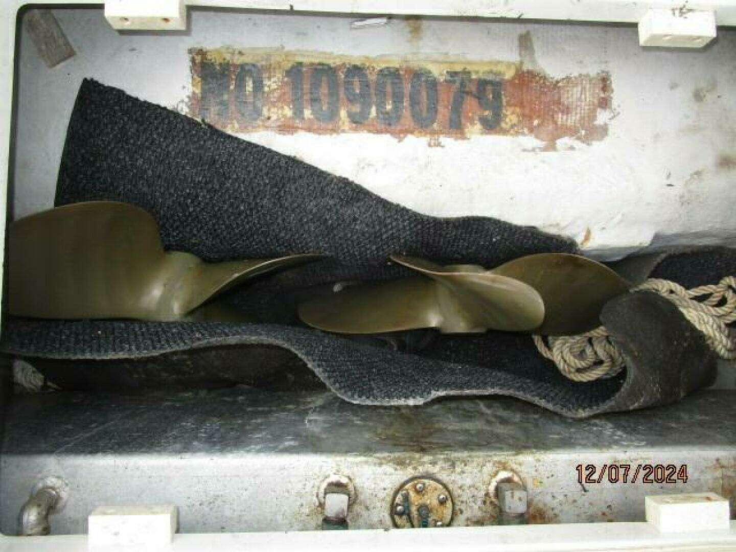 1999 Carver 40 Cockpit - Image 65
