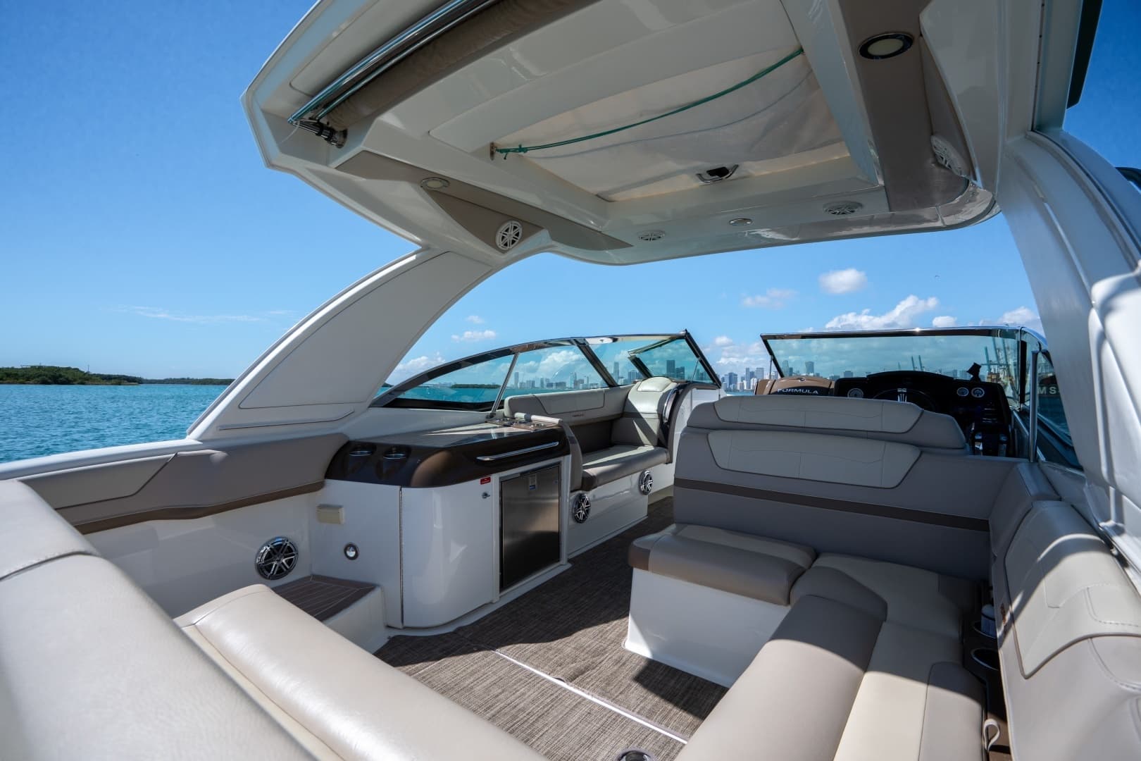 2018 Formula 350 Crossover Bowrider - Image 20