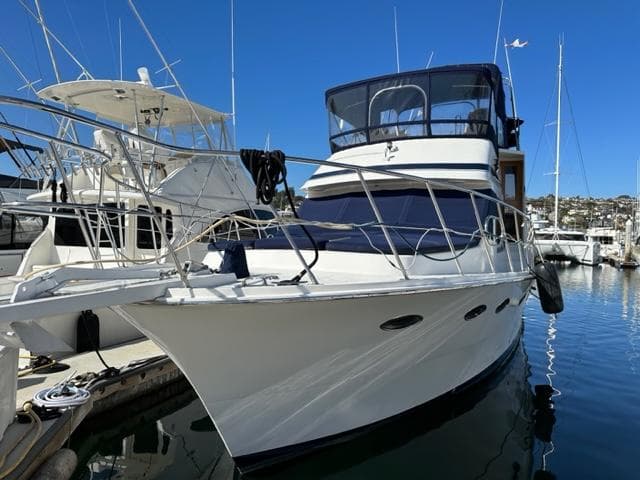 1989 Lien Hwa Vitesse yacht docked in marina, featuring sleek design and spacious deck.