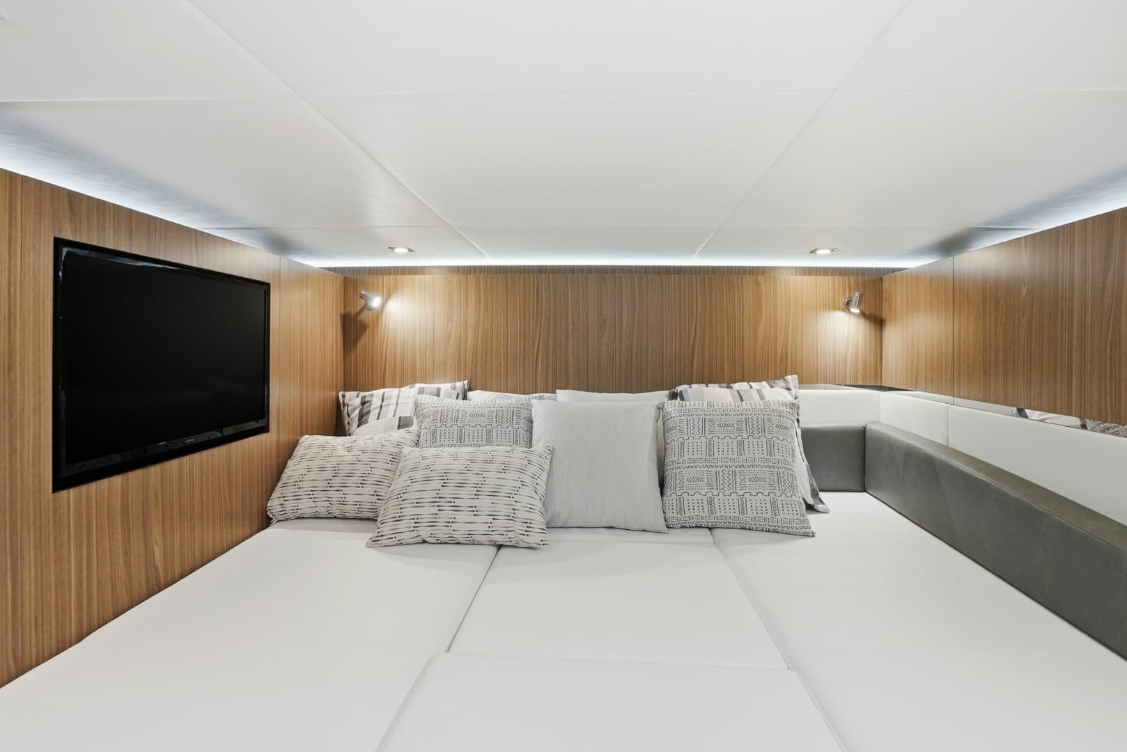 2026 Cruisers Yachts 50GLS OB - Image 45