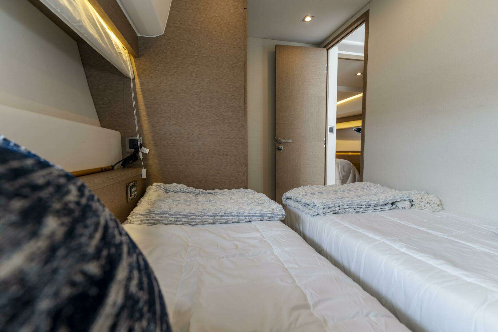 2018 Prestige 560 - Image 38