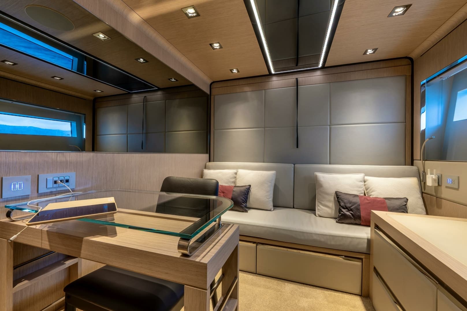 2018 Dominator Yachts Dominator Ilumen - Image 25