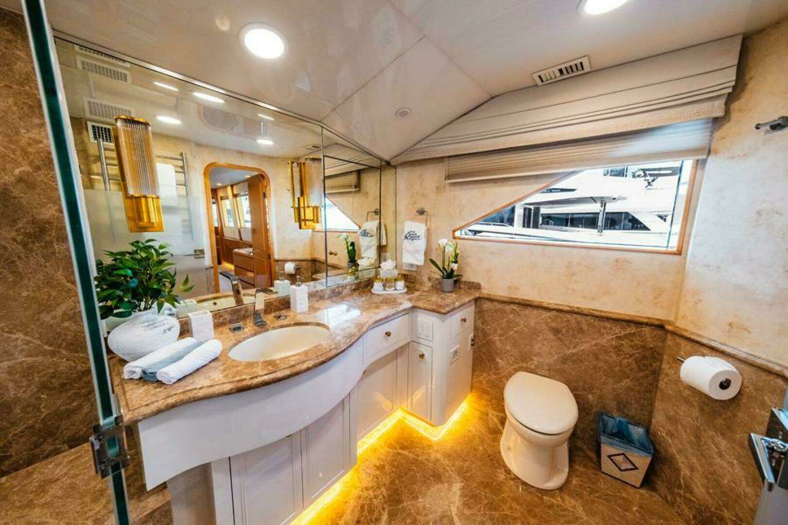 1995 Hatteras Flybridge Motor Yacht - Image 17