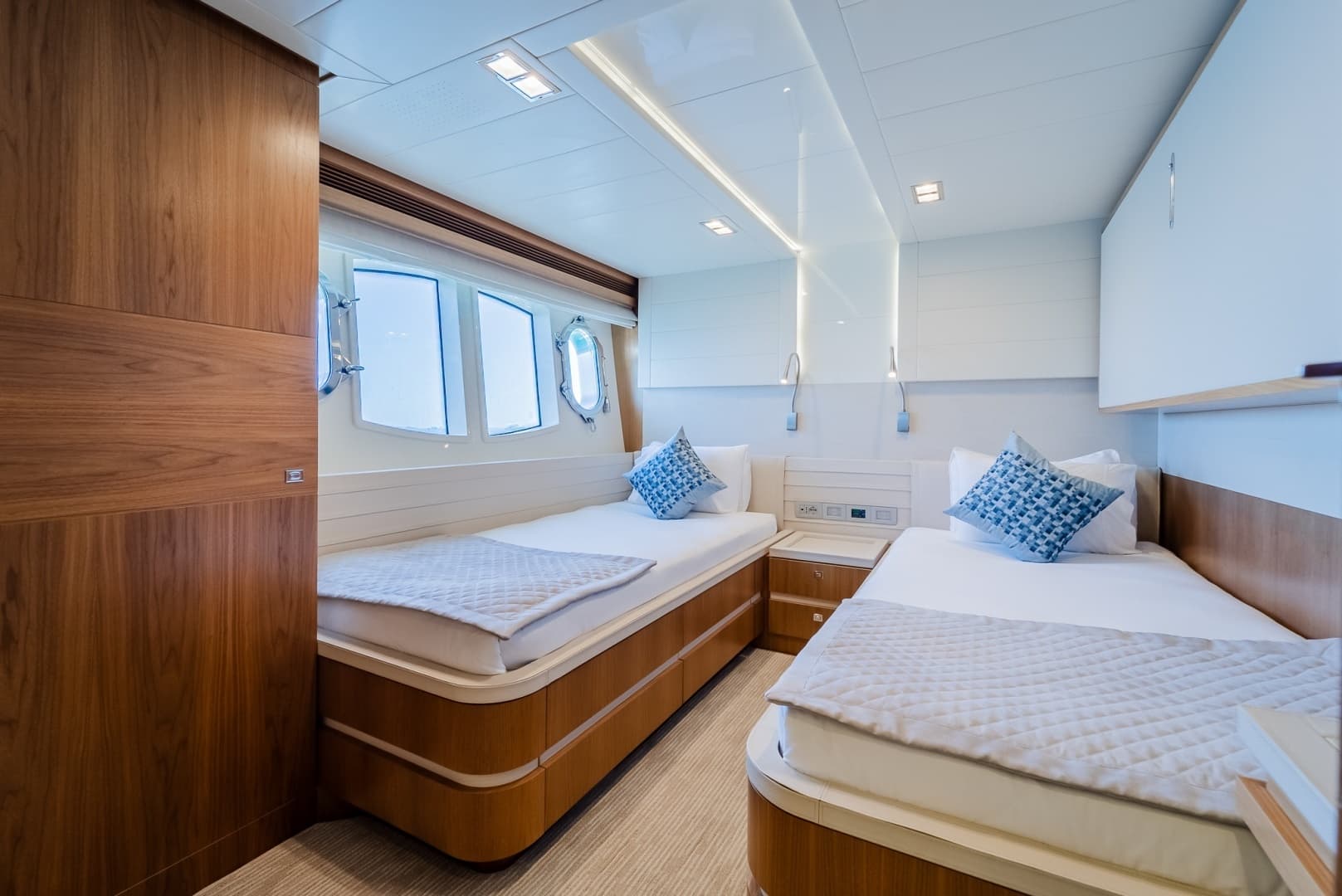 2012 Custom Line Raised Pilothouse - Image 29