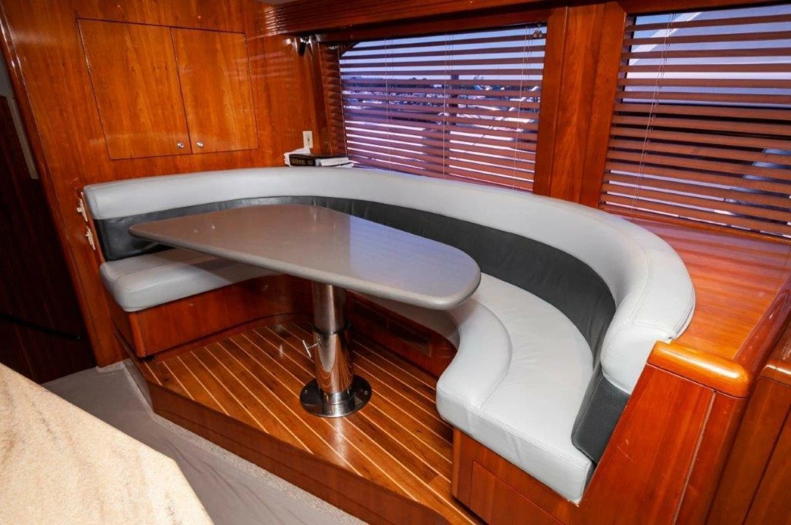 2002 Hatteras 65 Enclosed Bridge - Image 8