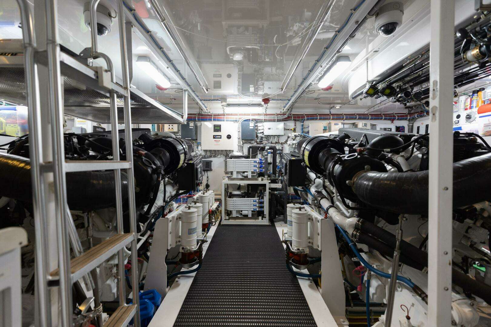 2014 Hatteras 80 - Image 80