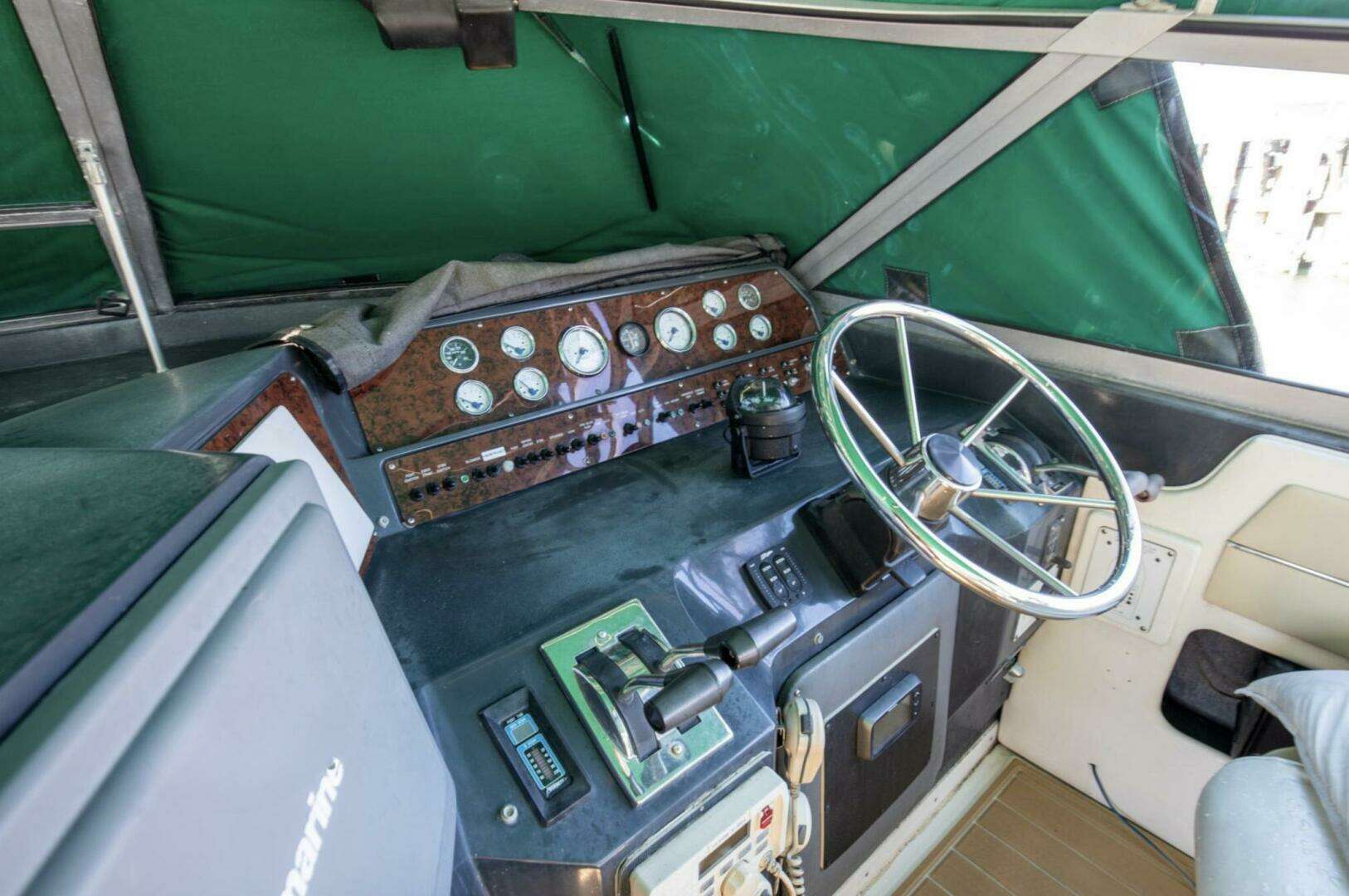 1990 Sea Ray 420 Sundancer - Image 16