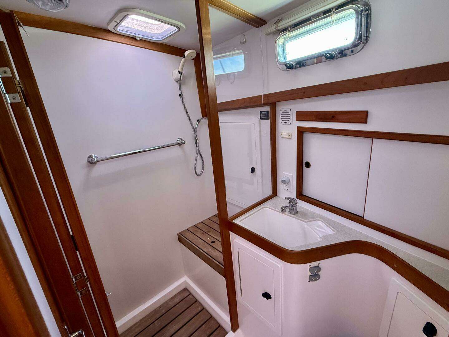 2006 Sabre 42 Sedan - Image 32