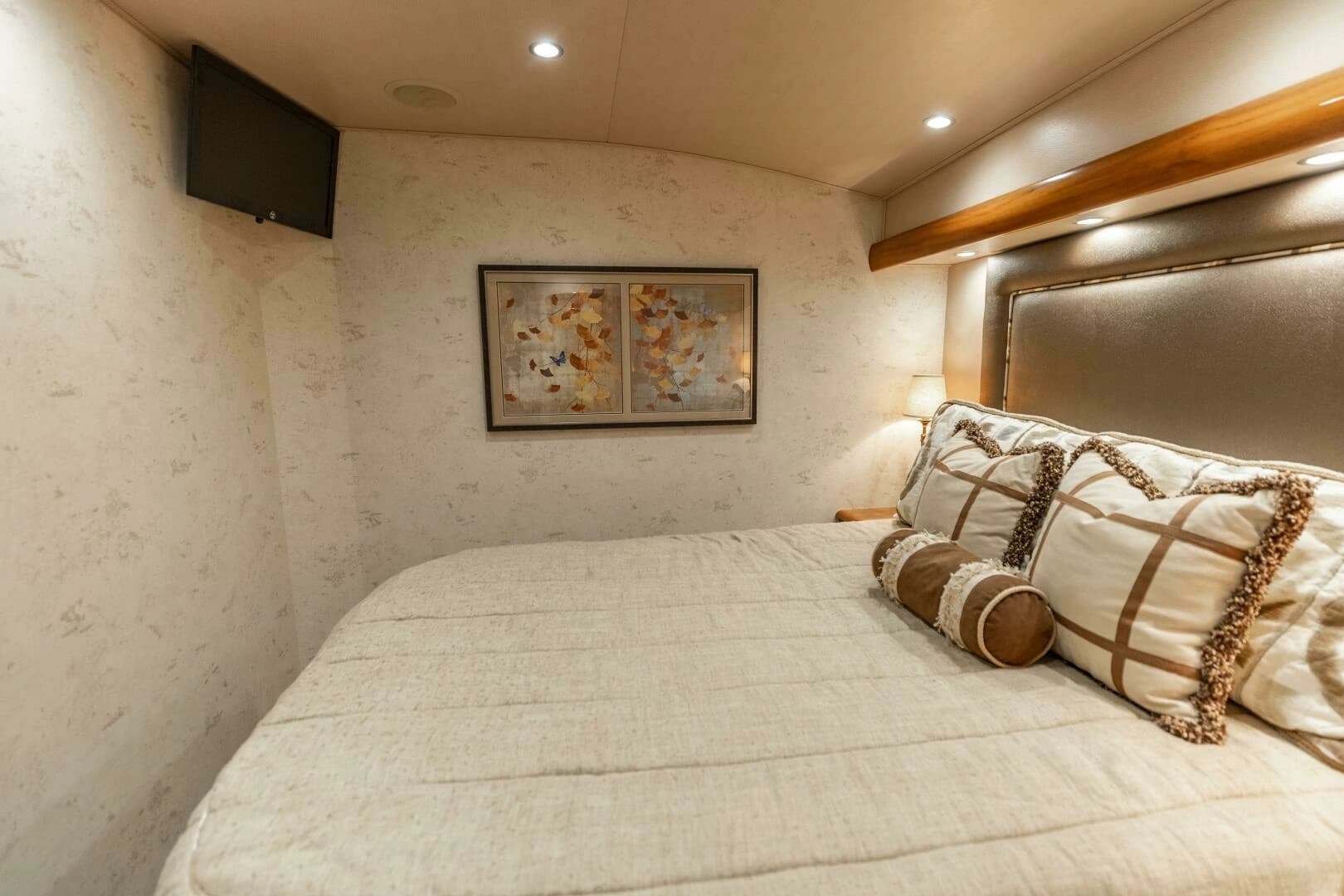 2013 Viking 76 Convertible - Image 39