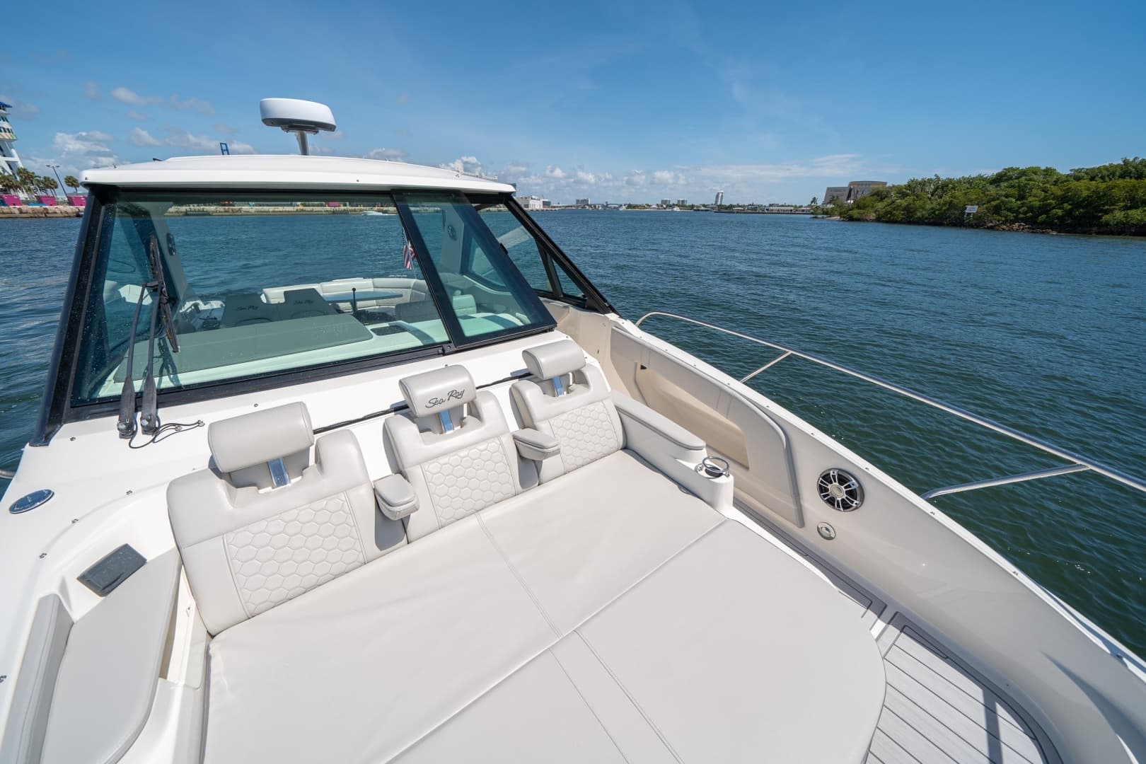 2021 Sea Ray 320 Sundancer - Image 5