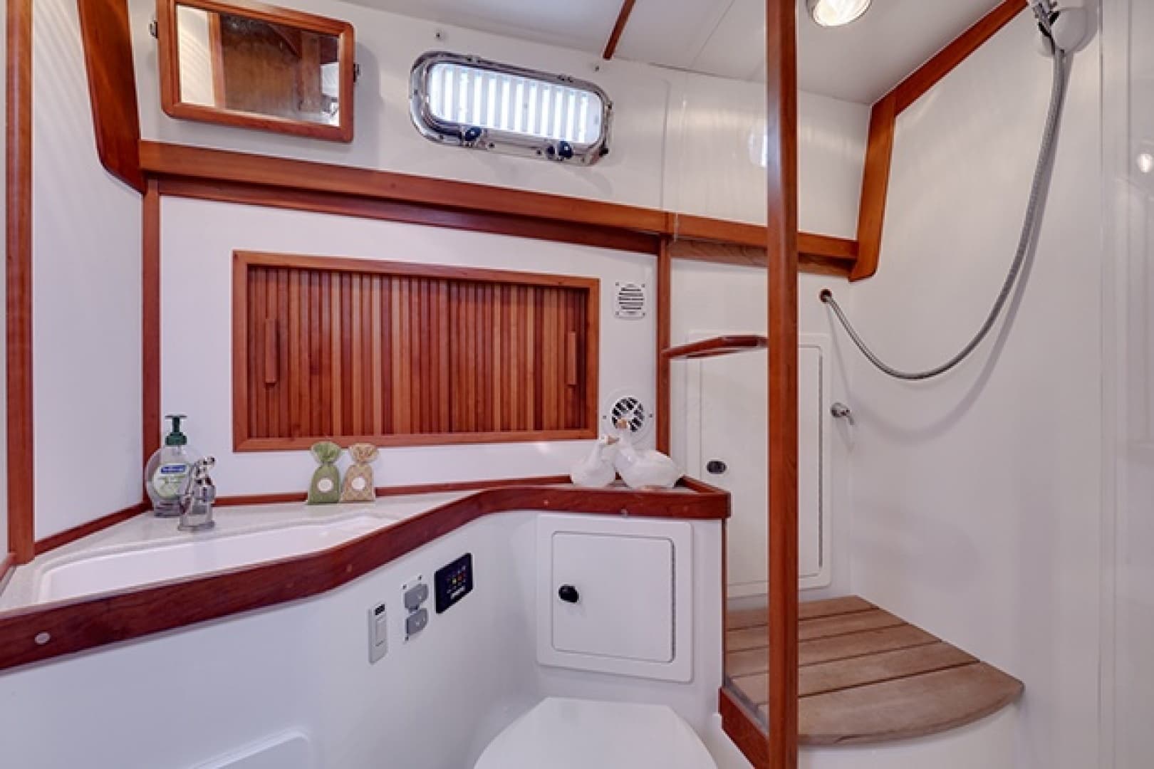 2005 Sabre 42 Express - Image 23