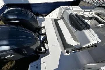 2022 Robalo R317 Dual Console boat with Yamaha engines, featuring spacious seating.