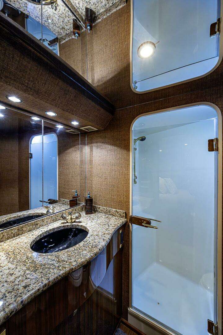 2007 Viking 64 Convertible - Image 21