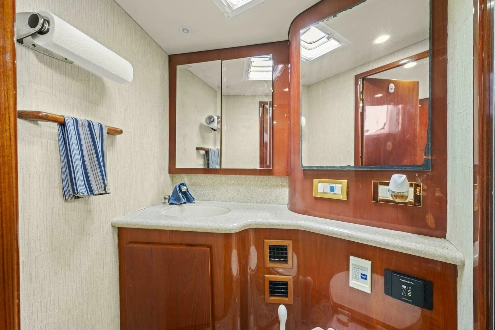 2006 Buddy Davis 48 Express - Image 36