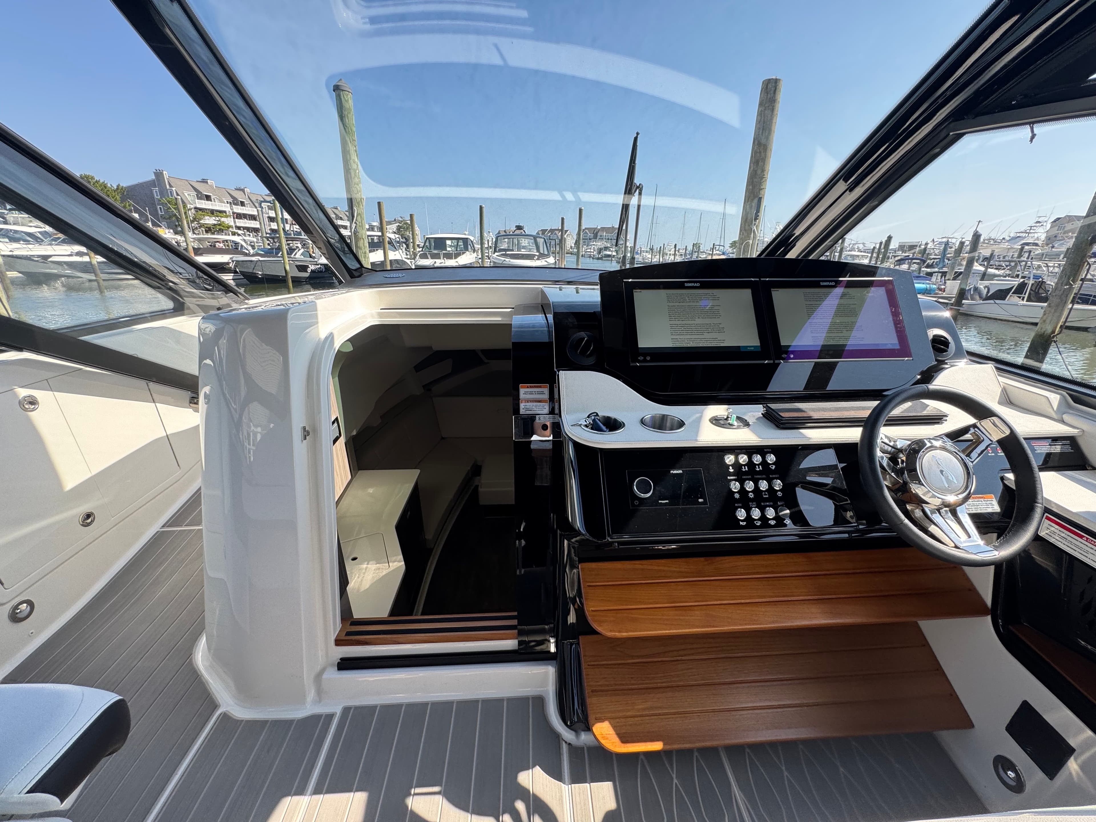 2025 Sea Ray Sundancer 370 Outboard - 24