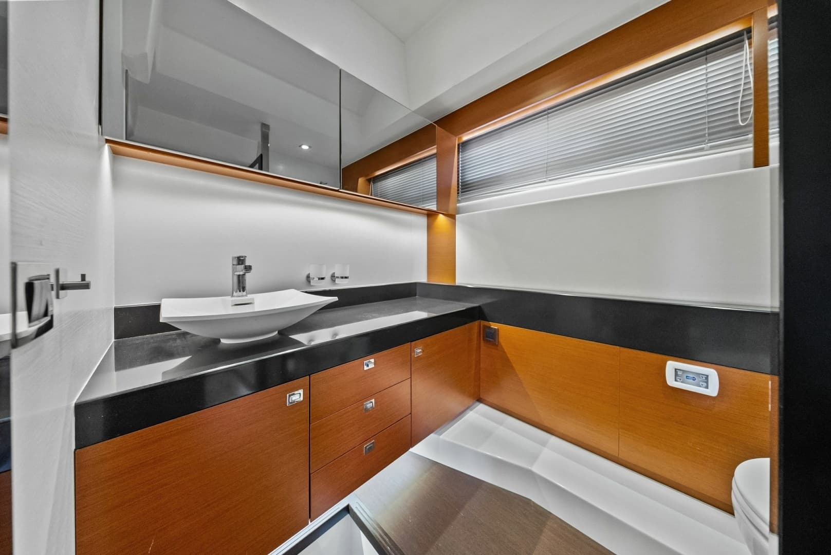 2015 Prestige 550 - Image 43