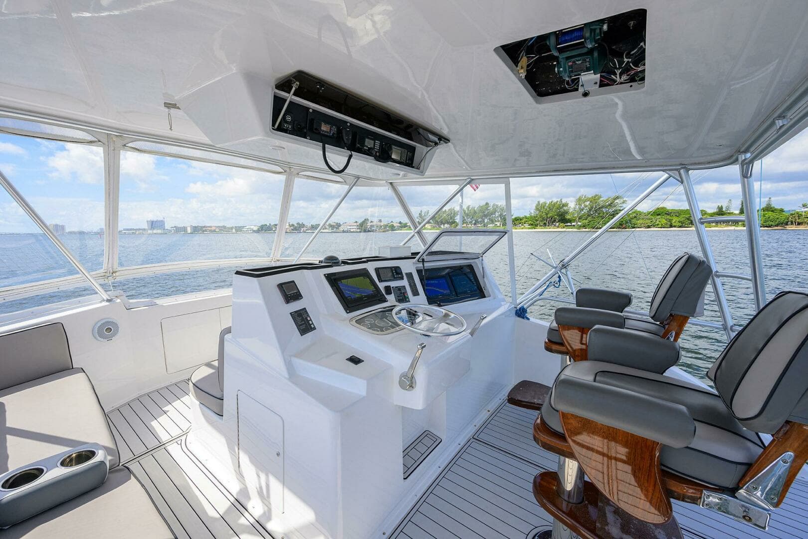 2000 Viking 50 Convertible - Image 37