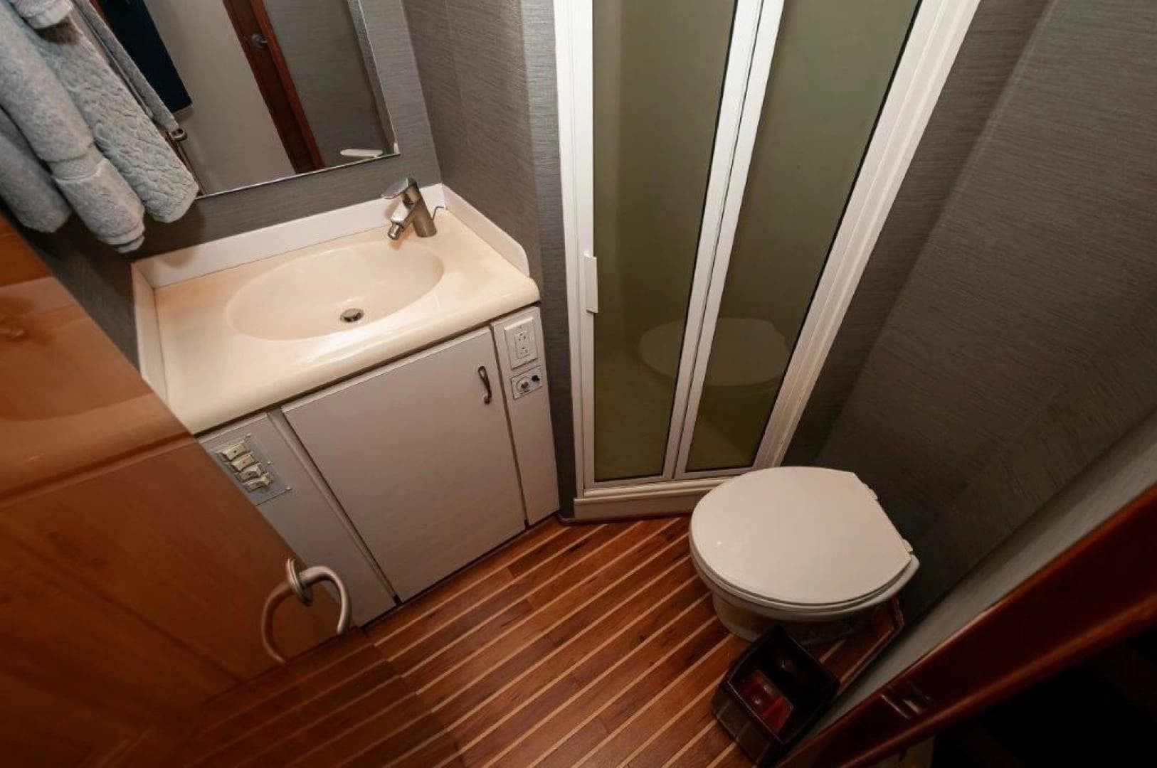 2001 Viking 61 Convertible - Image 24