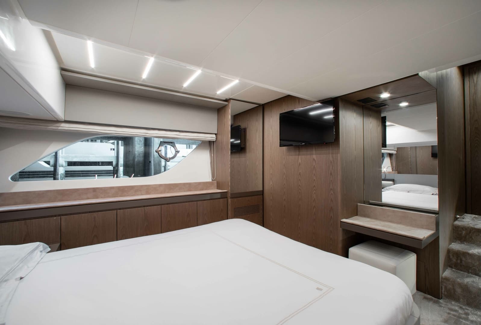 2022 Ferretti Yachts 550 - Image 23