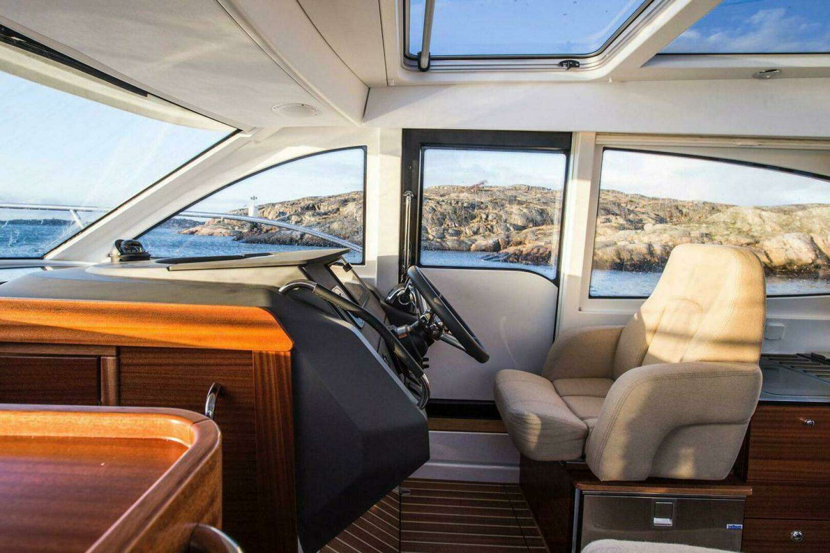2025 Nimbus 305 Coupe - Image 7