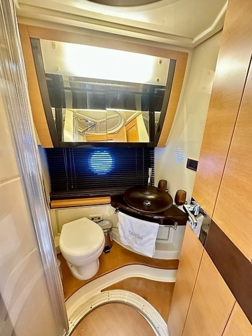 2011 Azimut FlyBridge - Image 30