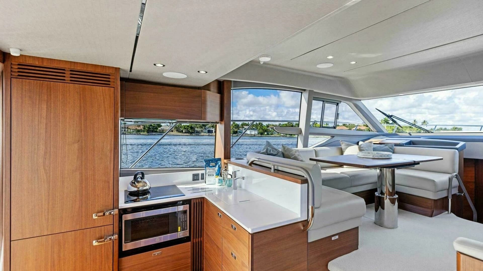 2025 Princess F50 Flybridge - Image 15