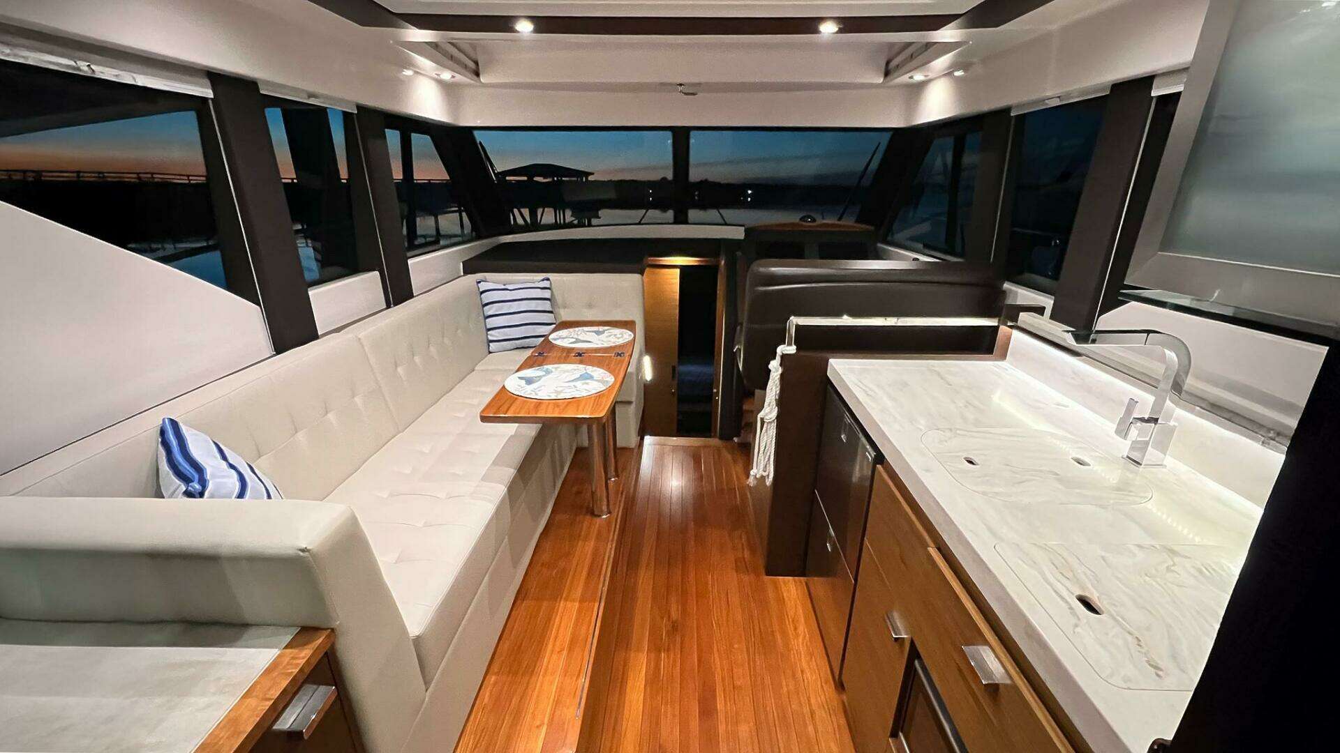 2017 Tiara Yachts C39 Coupe - Image 9