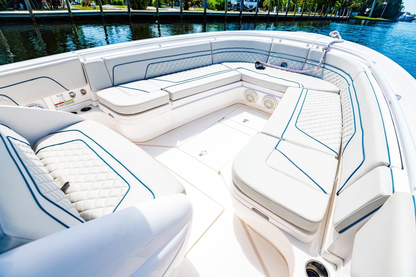 2018 Intrepid 327 - Image 20