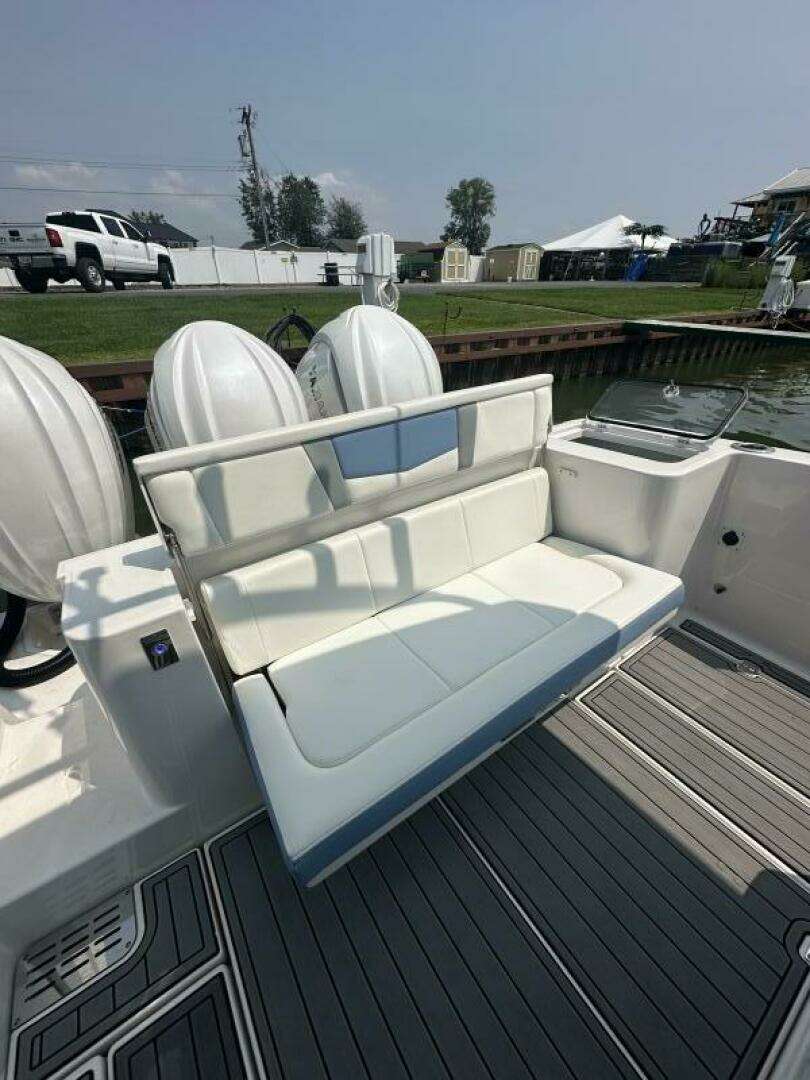 2023 Robalo R360 - Image 10