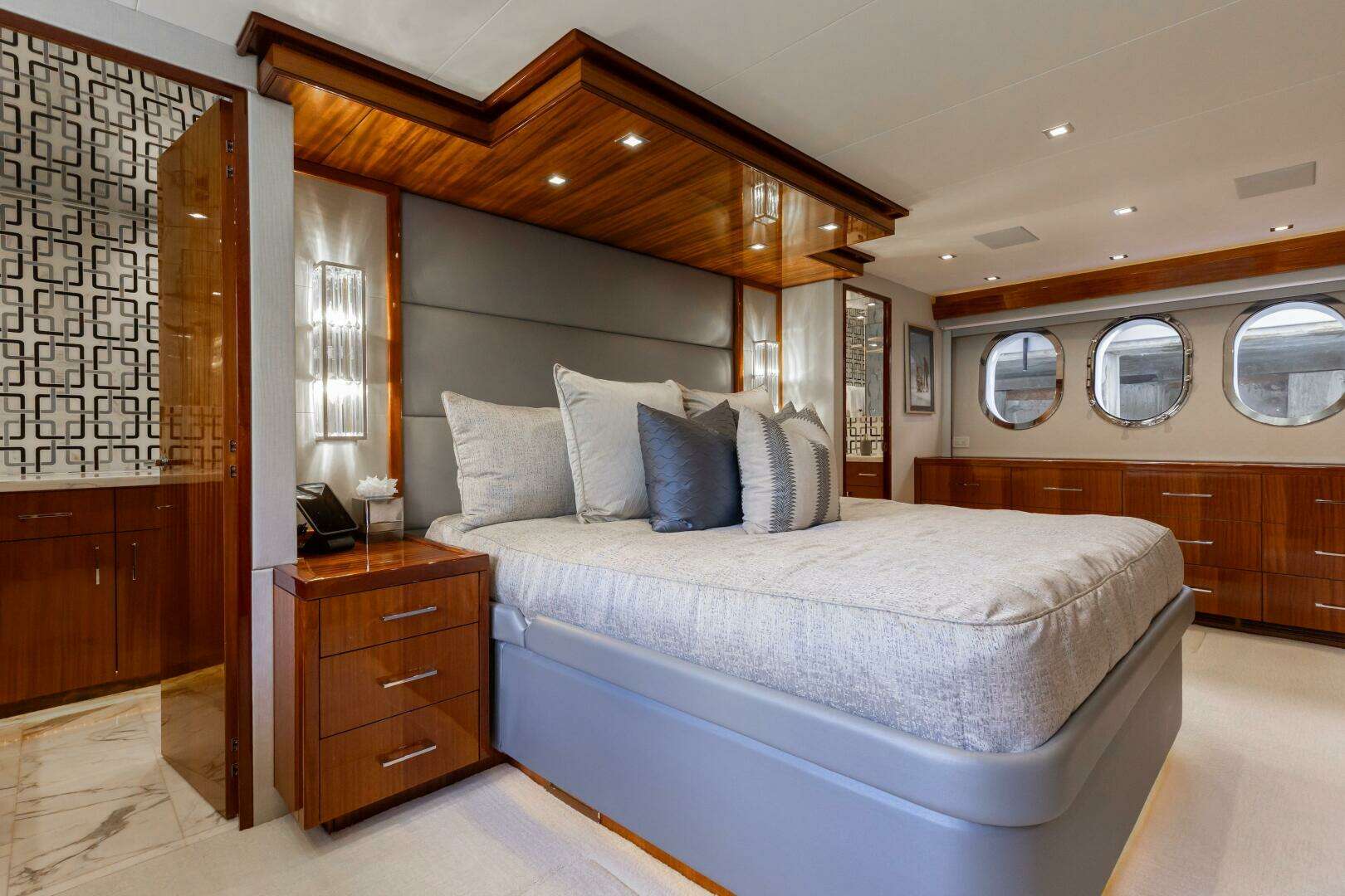 2014 Hatteras 80 - Image 25