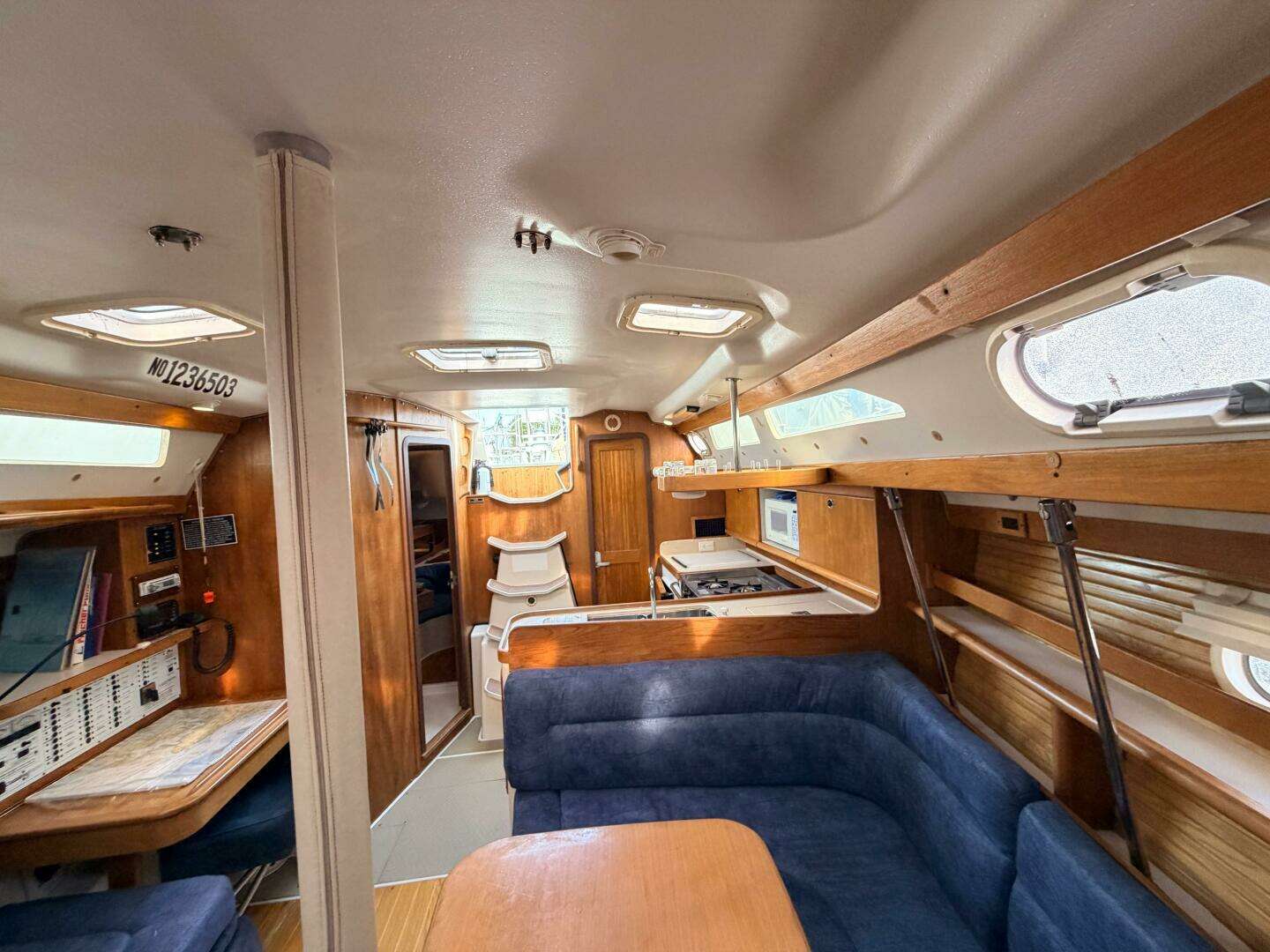2001 Catalina 380 - Image 35