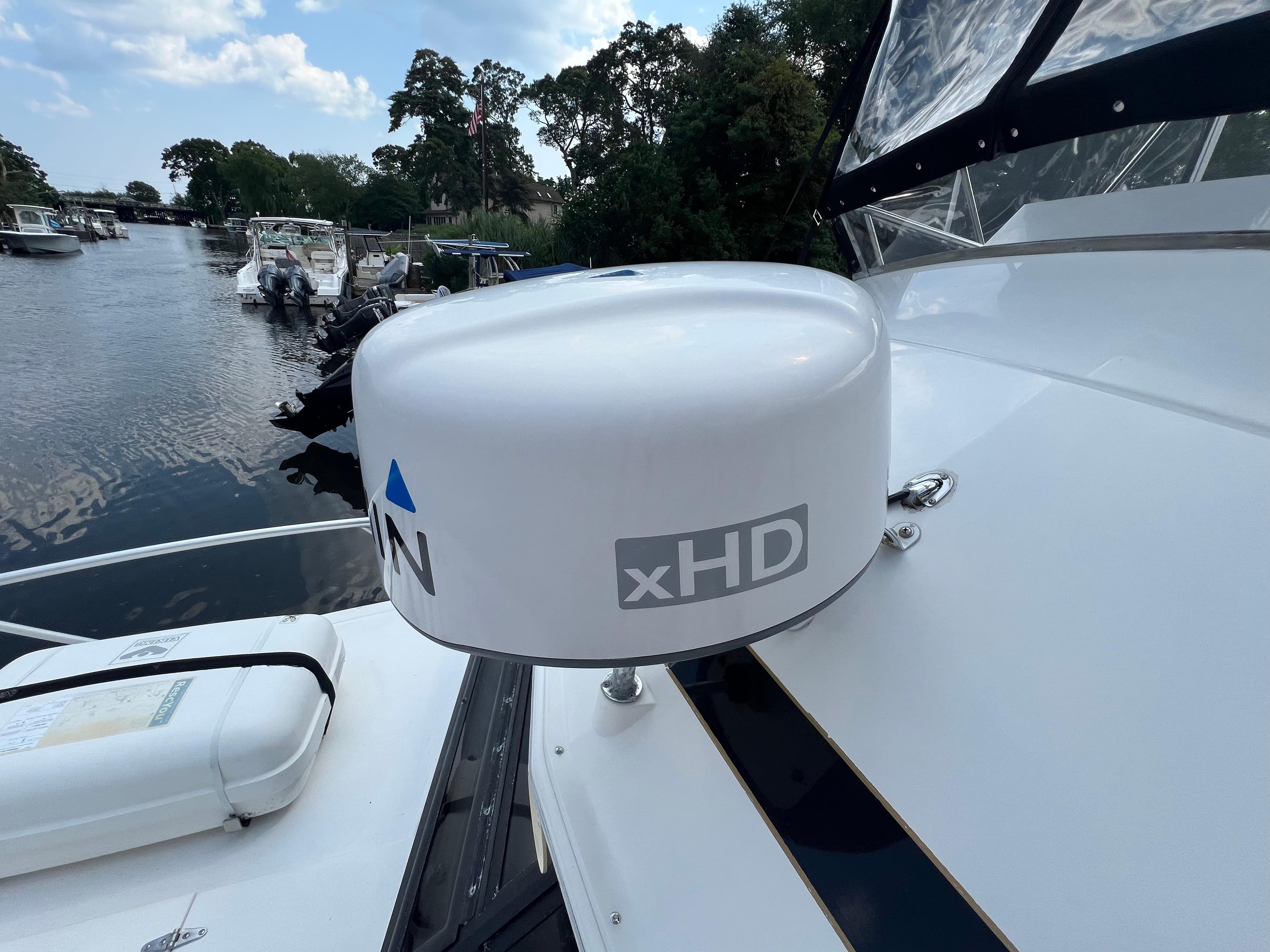 Bertram 28 Flybridge 1990 with xHD radar on a scenic waterway.