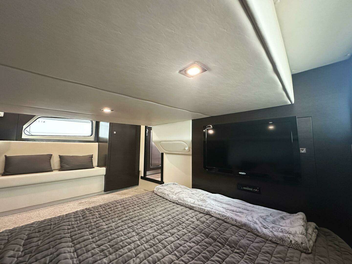 2017 Cruisers Yachts 390 Express Coupe - Image 39