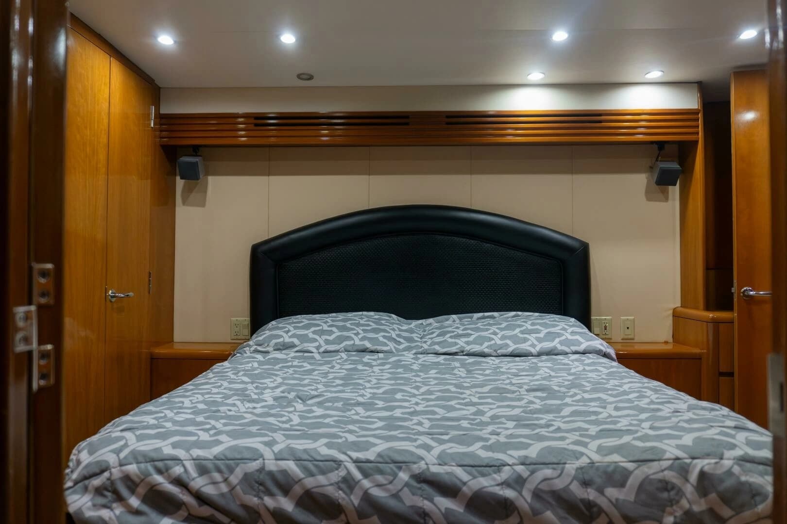 2001 Hatteras 60 Convertible - Image 6